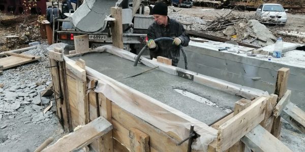 Вибрирование бетона при заливке тумбы
